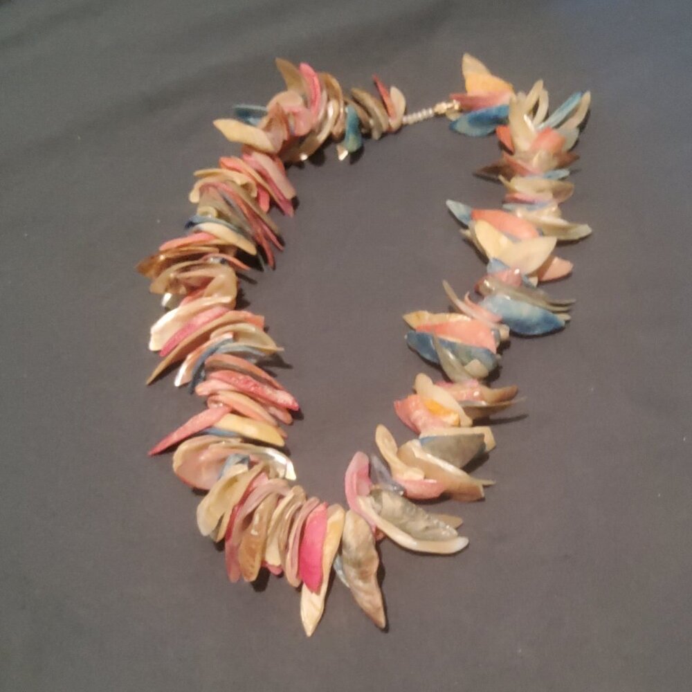 SEA SHELL  COLOR NECKLACE